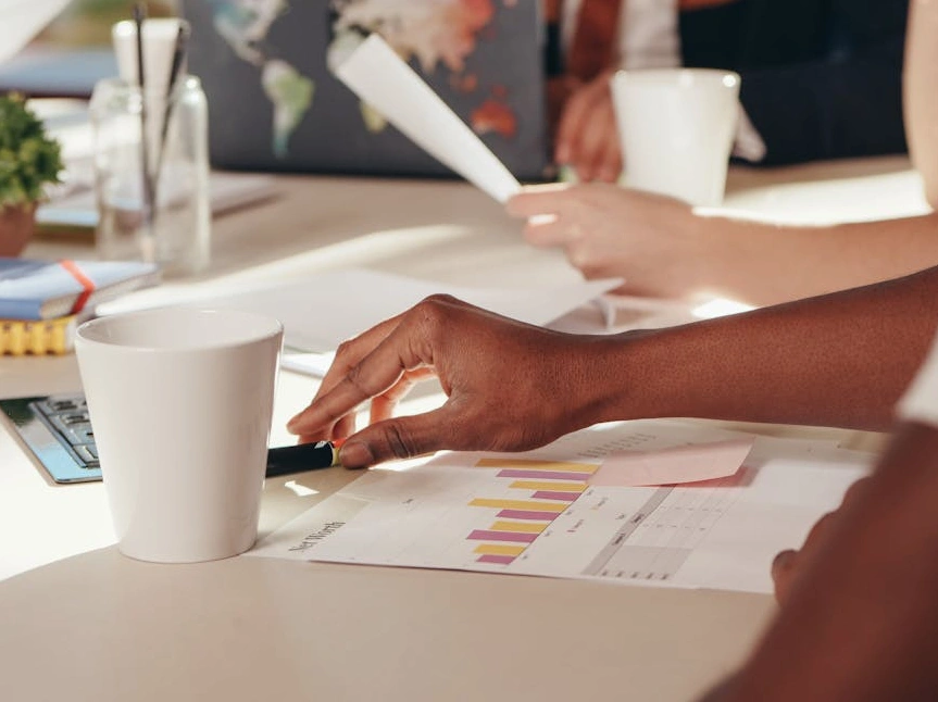 Grafico che mostra la crescita aziendale su una mappa del mondo.